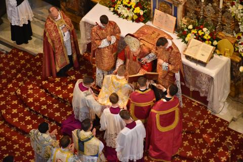 La chasuble de chaque nouveau prêtre est dépliée